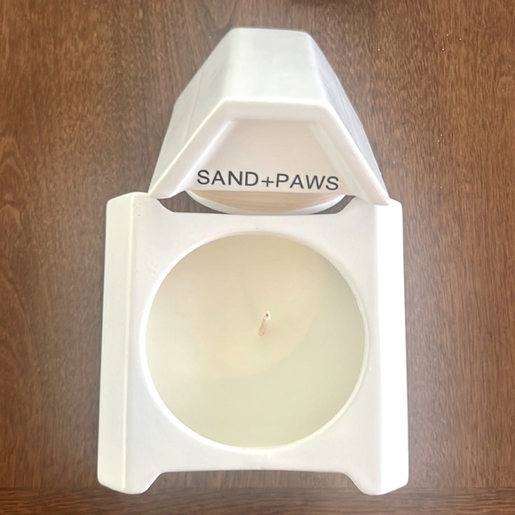 New Sand & Paws 14 oz Winter White Dog House Scented Candle - Picture 5 of 5